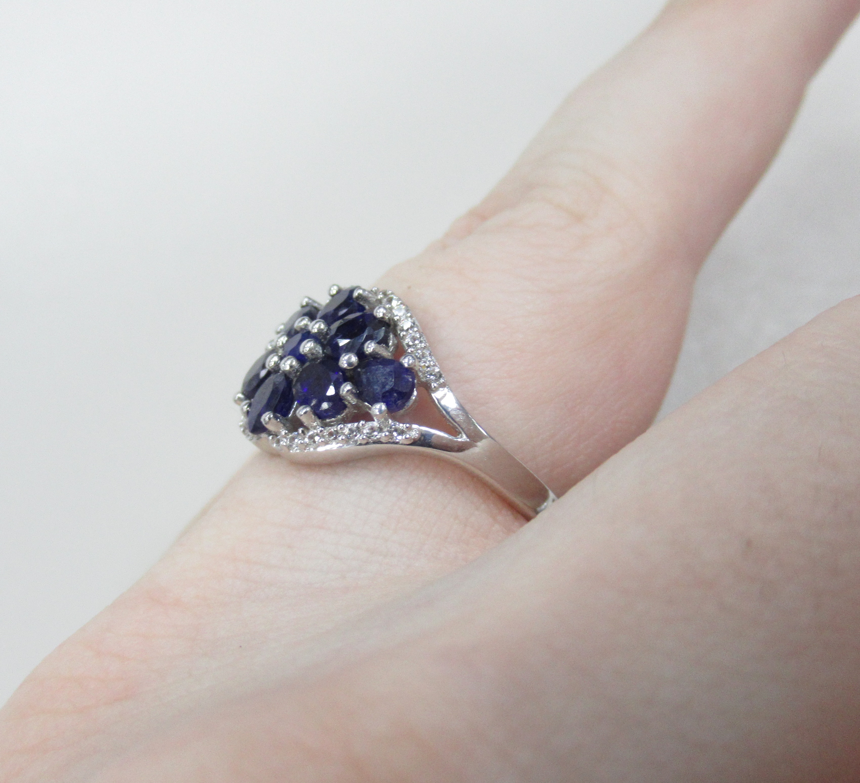 Серебряное кольцо с сапфирами "Цветок"